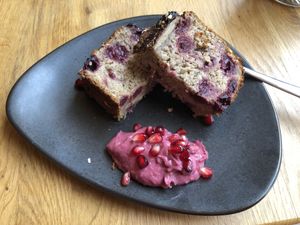 Brot (Kirsch Blaubeere ich glaube?) mit Beere-Aufstrich   at Joy of Madhu (Noams) in Munich