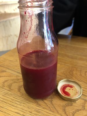 Red juice with beet, carrot, lime, apple (4,90€)  at Joy of Madhu (Noams) in Munich