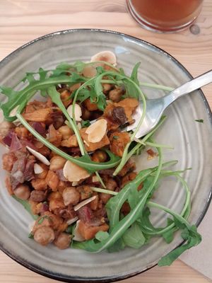 Buen restaurante vegano, con una buena atención at Maison Watson in Angers