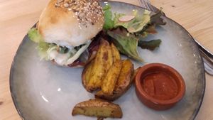 Le plat de Burger avec ses patatoes at Maison Watson in Angers
