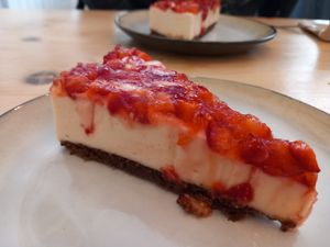 Le dessert décadent du moment, un cheesecake aux fraises et sa base de spéculos maison sans gluten!! La classe!   at Maison Watson in Angers