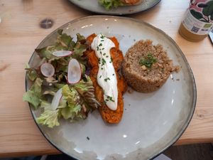 Le plat avec des patates douces rôties et sa sauce cajou ainsi que du quinoa au tofu fumé at Maison Watson in Angers