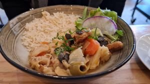 Yassa dish with thai rice at Maison Watson in Angers