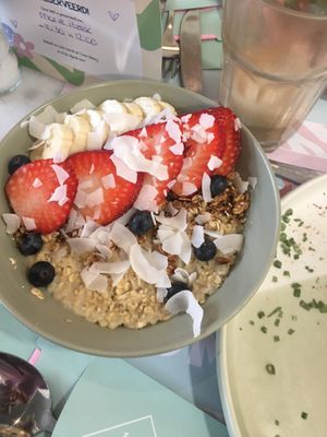 Oatmeal mit frischen Obst. at Corner Bakery - Nieuw West in Amsterdam