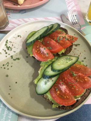 Avocado-Hummus-Toast mit Gurke und Tomate. at Corner Bakery - Nieuw West in Amsterdam