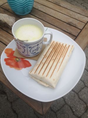 Quinoa Wrap und Kurkuma Chai at tea and V in Sylt