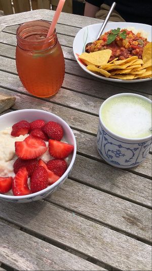 Milchreis mit Erdbeeren (auf Wunsch mit oder ohne Zimt & Zucker), Chili son carne mit Reis und Nachos, hausgemachter Eistee und Matcha Latte . at tea and V in Sylt