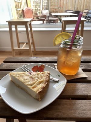Käsekuchen mit Zitroneneistee  at tea and V in Sylt