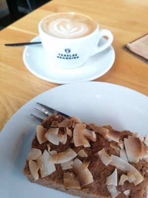 Delicious freshley baked Bana Bread and fresh roasted and grounded Coffee! 🤤 at Texelse Branding in Den Burg