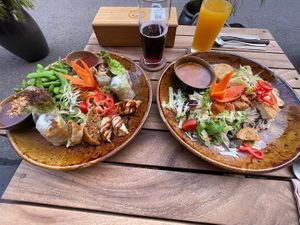 Starter platter for two (left) and noodles with fried tofu (right)   at Quê Ta in Wurzburg