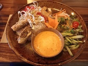 Tofu Noodles mit vegan rolls at Quê Ta in Wurzburg