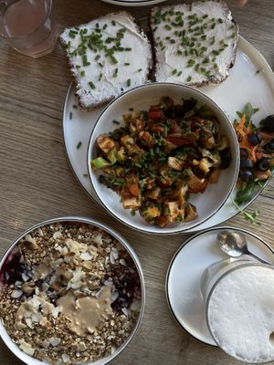 Porridge und scrambled Tofu   at Das Glück Cafe in Darmstadt