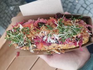 Hot Dog mit Brezel Bun at Organic Garden Signature Store in Munich