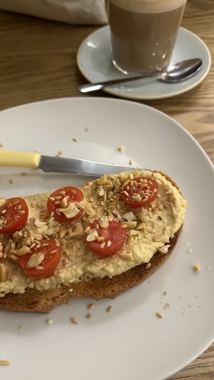 Desayuno de tostada de hummus  at Duzu Kafe Taberna in Durango