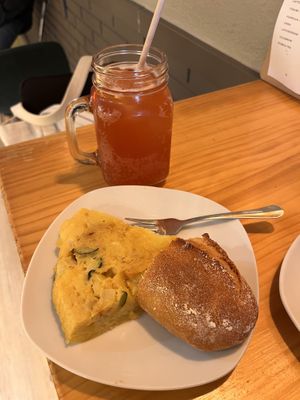 Tortilla patata+ kalabazin pintxoa kombucharekin (4 mota zeuden hautatzeko)  at Duzu Kafe Taberna in Durango