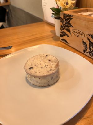 Algarroba, txokolate txuri eta mermeladarekin barnean  at Duzu Kafe Taberna in Durango