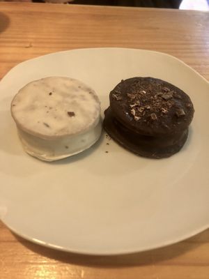 Alfajores de chocolate y dulce de leche  at Duzu Kafe Taberna in Durango