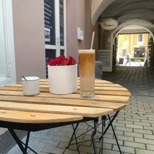 vegan latte macchiato with hazelnut mylk  at minimal.coffeeshop in Trnava