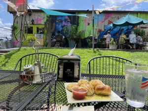 Garlic knots, pizza, art, and a beautiful mountain day, what more could you ask for? #Veganuary at 2 Guys Pizza in Hendersonville