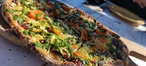 Hermoso lugar con variadas opciones veganas, todo se lee muy sabroso así que es difícil elegir, pero decidimos probar la crema de zapallo y la rica pizza circum Terra, felicitaci at Maranta in Pucon