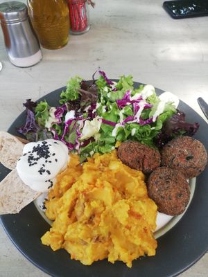 Piatto del giorno con succo e caffè, 6500 clp at Maranta in Pucon