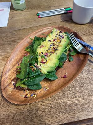 Tasty breat with avocado and spinach at Beezou in Dortmund