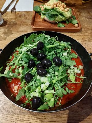 Vorne Shakshuka vegan und hinten Avocado-Bagel at Beezou in Dortmund
