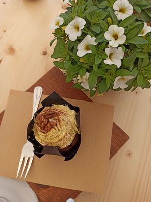 Vegan cupcake at Nibs Healthy Bar in Menorca