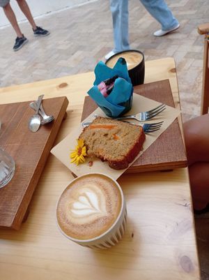Cafés con leche de avena, banana bread vegano y muffin vegano at Nibs Healthy Bar in Menorca