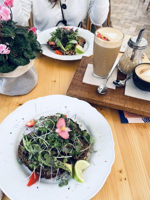 Café de calidad y tostadas de aguacate con lima excelentes!  at Nibs Healthy Bar in Menorca