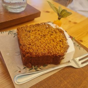 Vegan carrot cake at Nibs Healthy Bar in Menorca