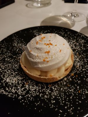 Tarte au citron meringuée at Bonnard in Paris