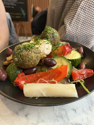 Quinoa falafel and vegetables  at Bonnard in Paris