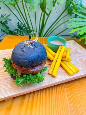 OHANA PINEAPPLE BURGER  at iVegan Supershop Da Nang - Healthy Plant Based Cafe in Da Nang