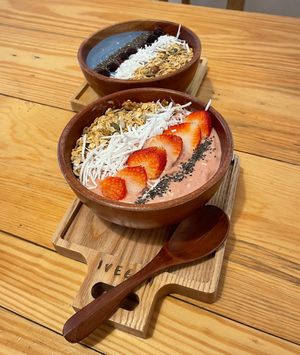 Pink Up & the iVEGAN smoothie bowl at iVegan Supershop Da Nang - Healthy Plant Based Cafe in Da Nang