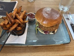 Tijuana Burger mit veganem Patty & Süßkartoffel-Fritten   at Wittkoop in Meersburg