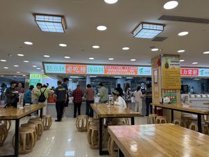 Right at the beginning, as people were queuing up to get their plates/ food. It was squeezed 5 minutes later  at Sù yǐ Xiāng SùShí 素颐香 in Chongqing