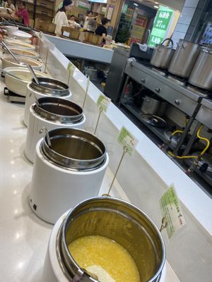 All kind of soup and sweets   at Sù yǐ Xiāng SùShí 素颐香 in Chongqing