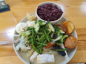 Plate with veggie spread at Sù yǐ Xiāng SùShí 素颐香 in Chongqing