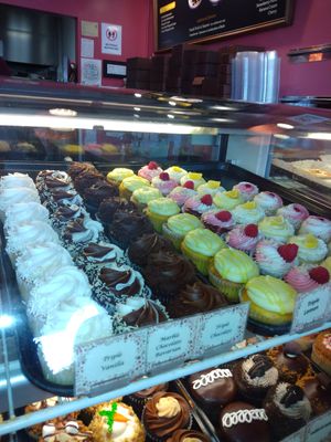 display case at Skiff's Cakes in Simi Valley