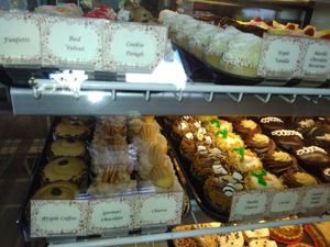 display case at Skiff's Cakes in Simi Valley