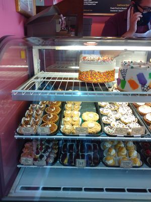 display case at Skiff's Cakes in Simi Valley