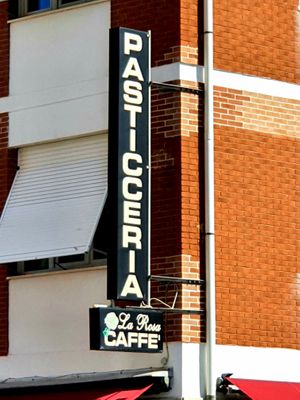 Sign at Pasticceria La Rosa in Livorno