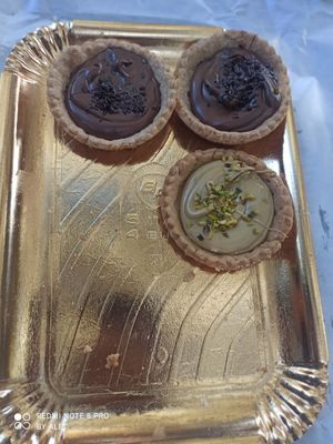 2 cioccolato, 2 pistacchi e 2 con la crema at Pasticceria La Rosa in Livorno