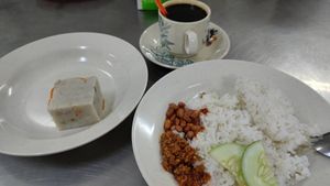Simple and delicious Nasi lemak plus yam cake. Don't forget the kopi O at Ban Bee Siang in Muar