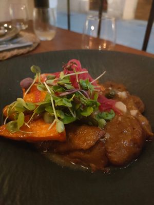 Seità casolà amb salsa de llimona i pastanaga rostida at Ca n'Ela Vegan Restaurant in Mallorca