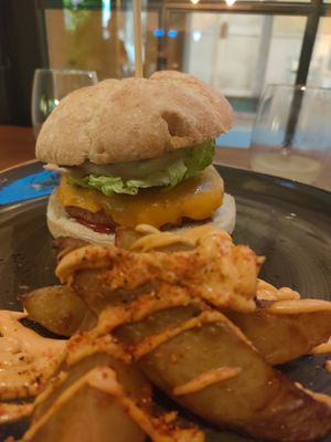 Burguer vegana amb salsa hoisin i patates rostides at Ca n'Ela Vegan Restaurant in Mallorca