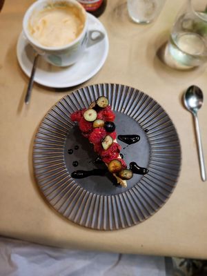 Raw berry cake at Ca n'Ela Vegan Restaurant in Mallorca