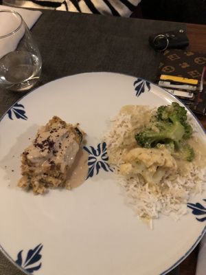 La foto es del arroz con curry y coco, y pastel de mijo   at Ca n'Ela Vegan Restaurant in Mallorca