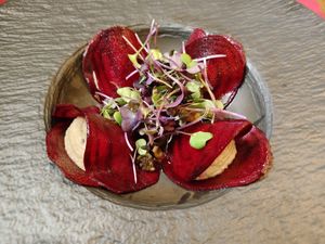 Ravioli crudo de remolacha 🫜 at Ca n'Ela Vegan Restaurant in Mallorca